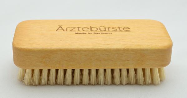 Ärzte Handwaschbürste, weiche Naturborsten, 7 Reihen, Griffmulde für guten Halt.